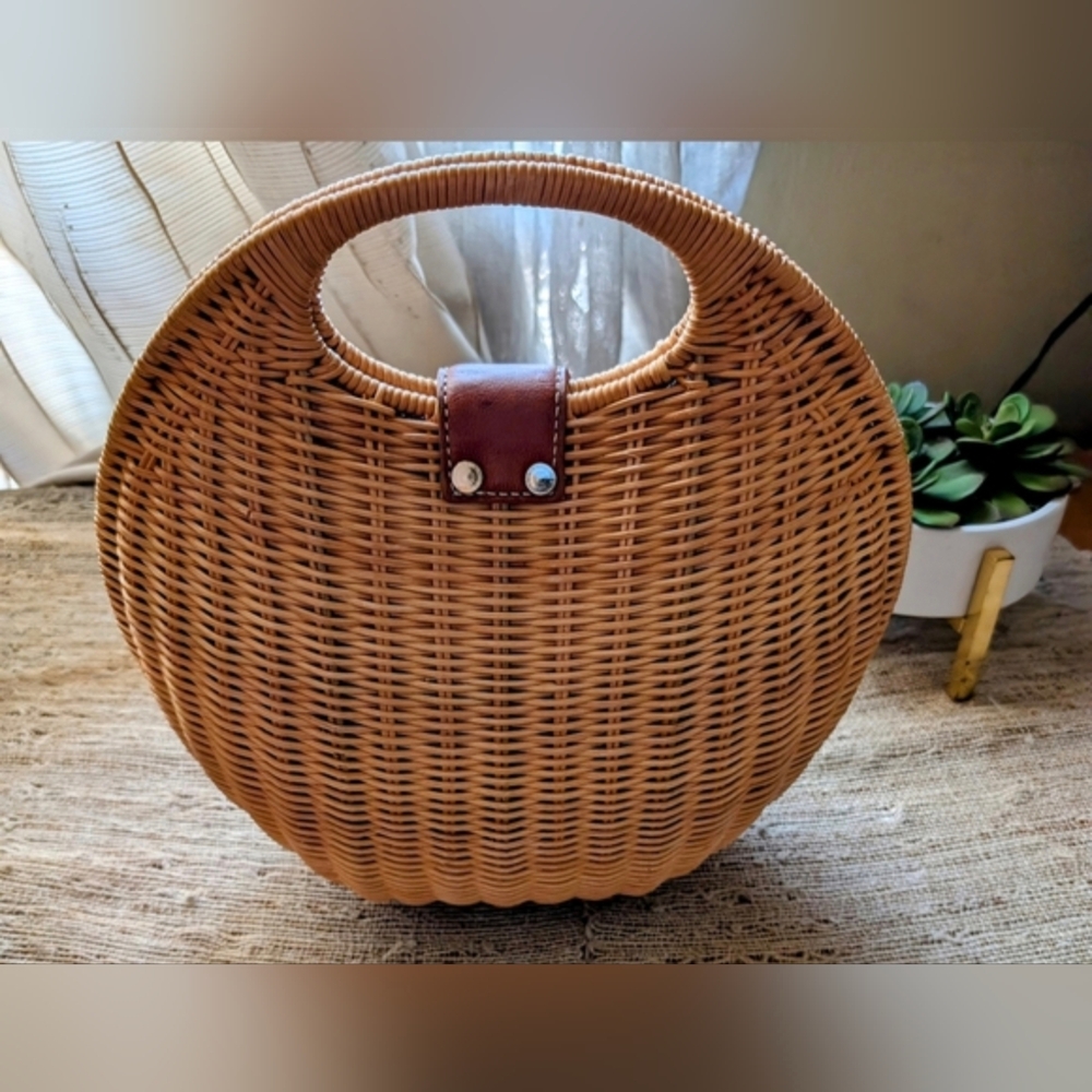 J McLaughlin • Victoria Wicker Picnic Style Bag - Picture 3 of 7